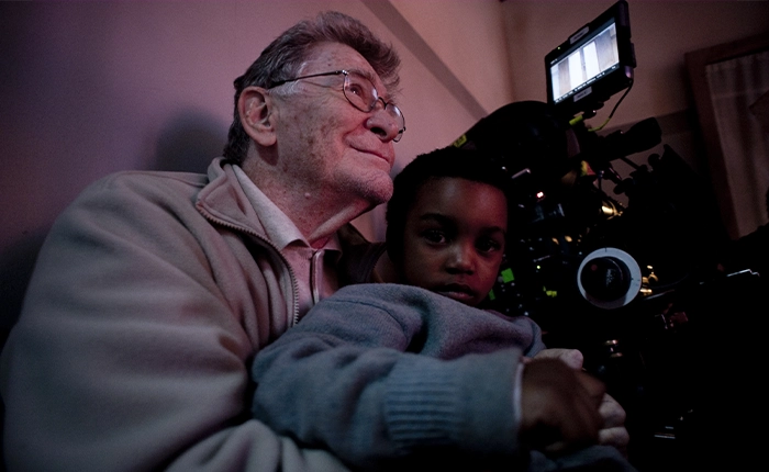 Ermanno Olmi tiene bambino in braccio