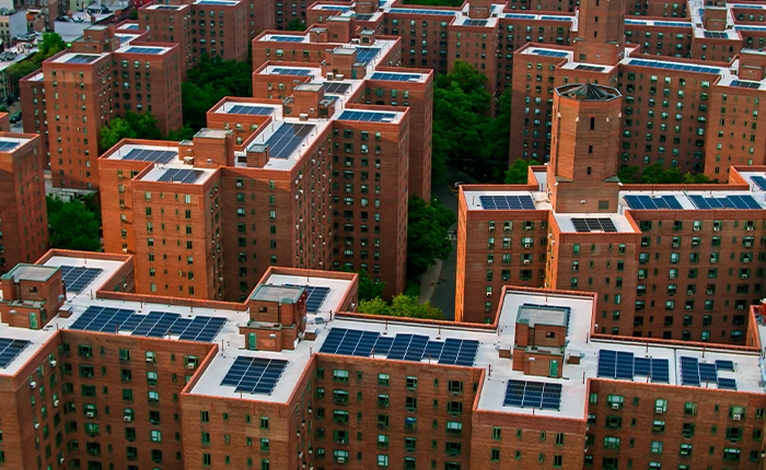 vista alto edifici tetti pannelli fotovoltaici