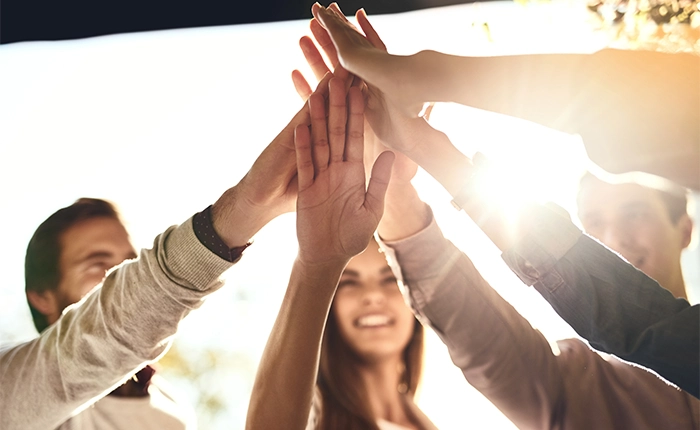 persone uniscono mani centro