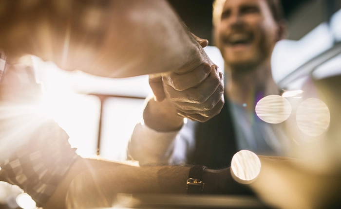 persone stringono mani