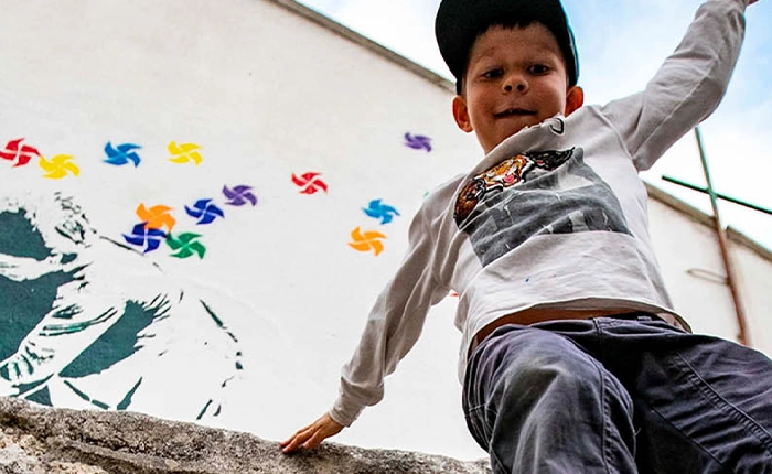 bambino gioca aria aperta