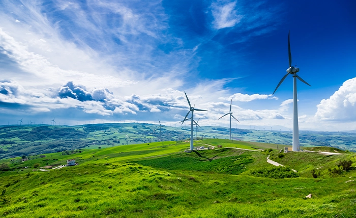 impianto eolico colline verdi