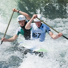 sportivi gara kayak acqua
