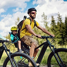 Padre e figlio fanno cicloturismo in mezzo alla natura