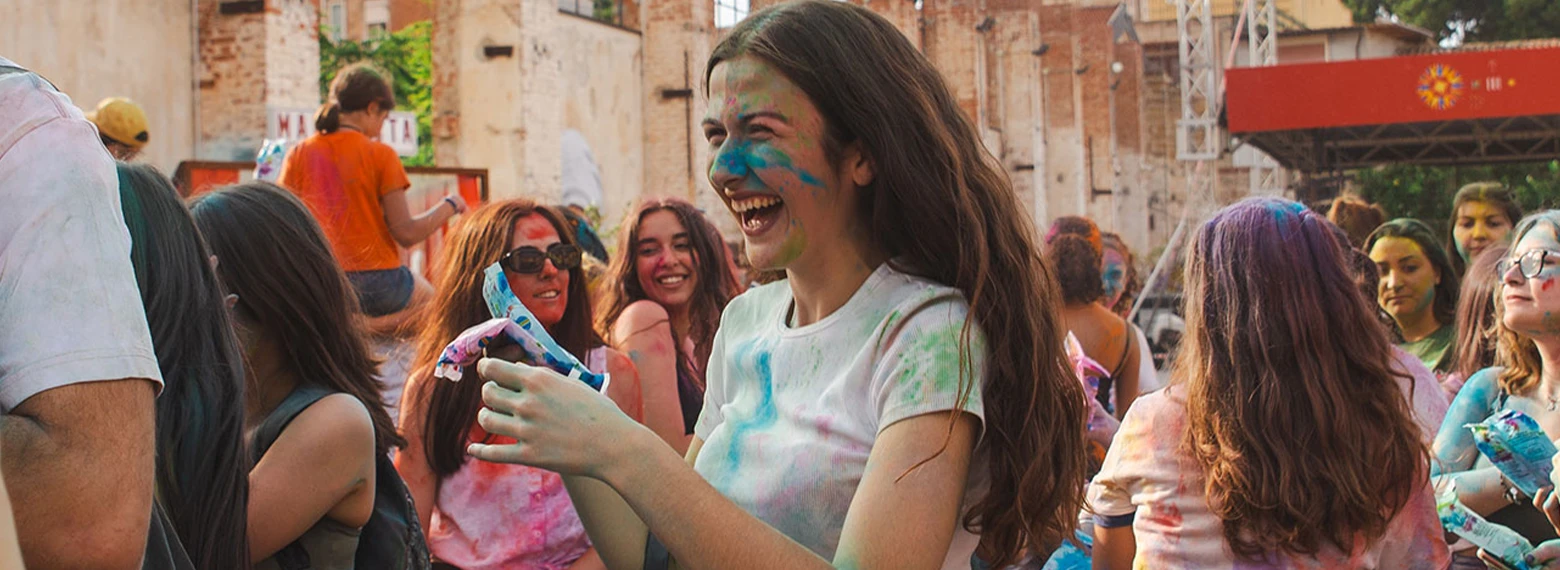 giovani volti colorati evento