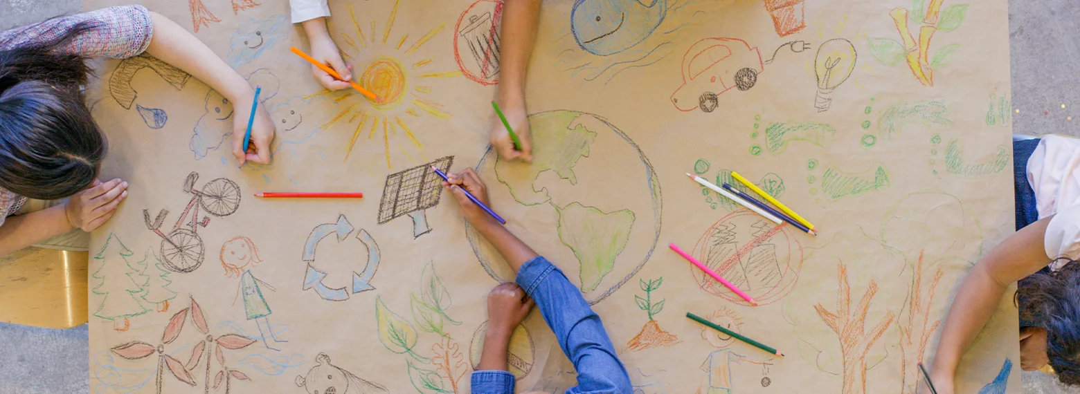 vista dall'alto tavolo disegno bambini