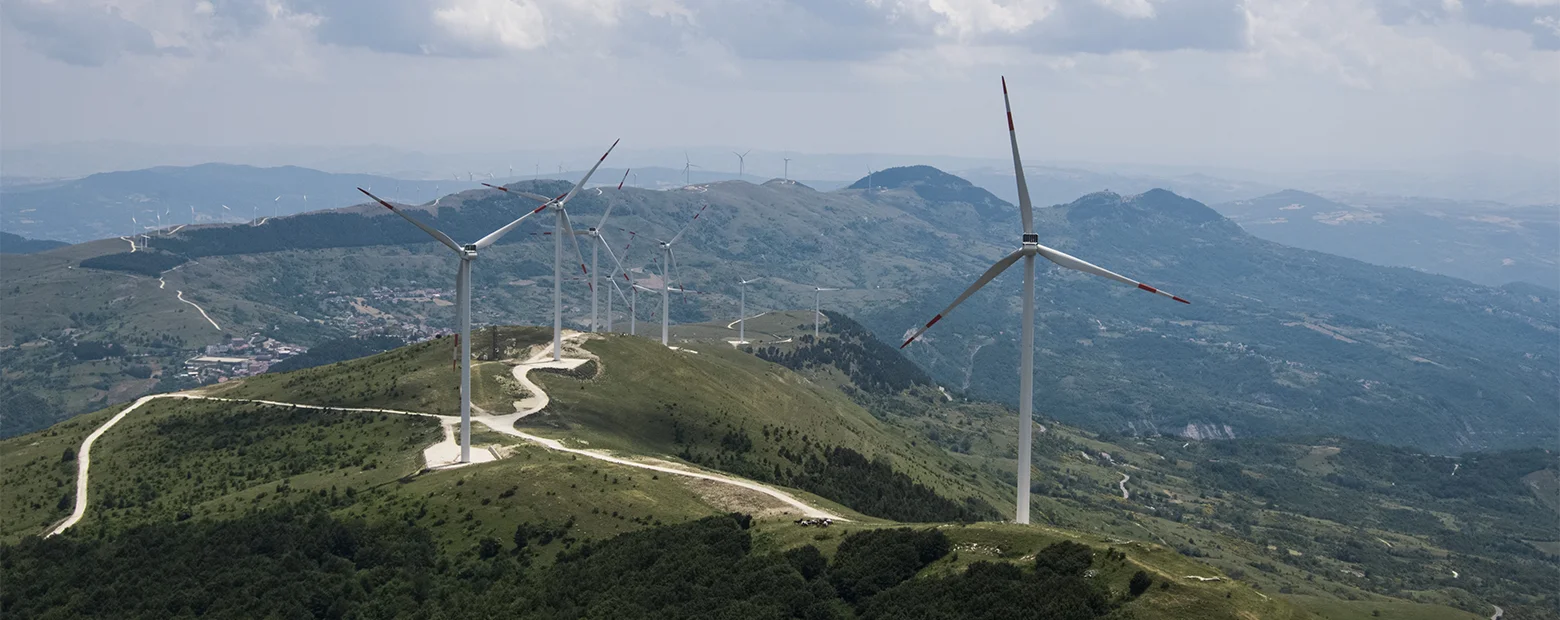 impianto eolico paesaggio collinare
