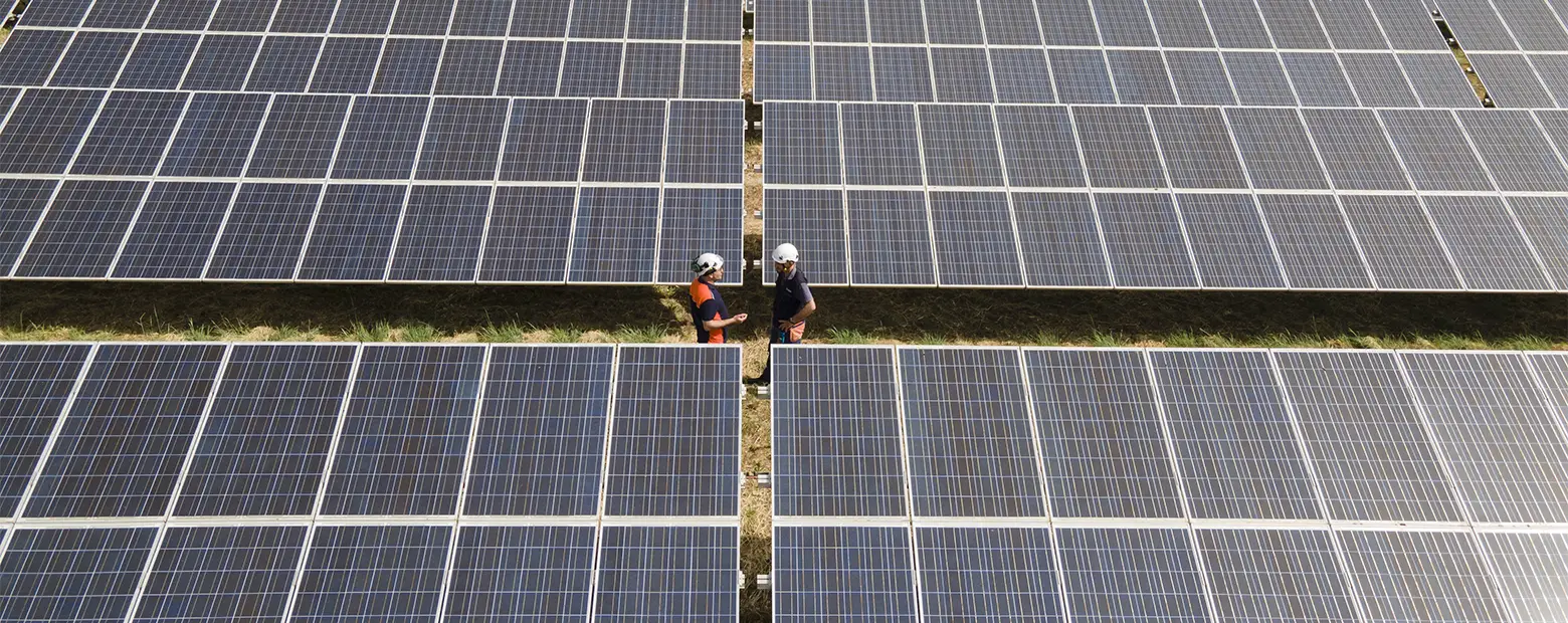 operai parlano impianto fotovoltaico