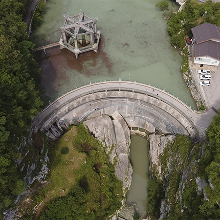 veduta alto diga impianto idroelettrico